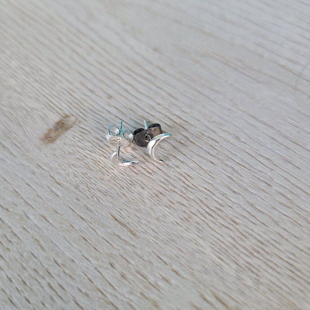 Kendra Scott Moon Stud Earrings in Sterling Silver